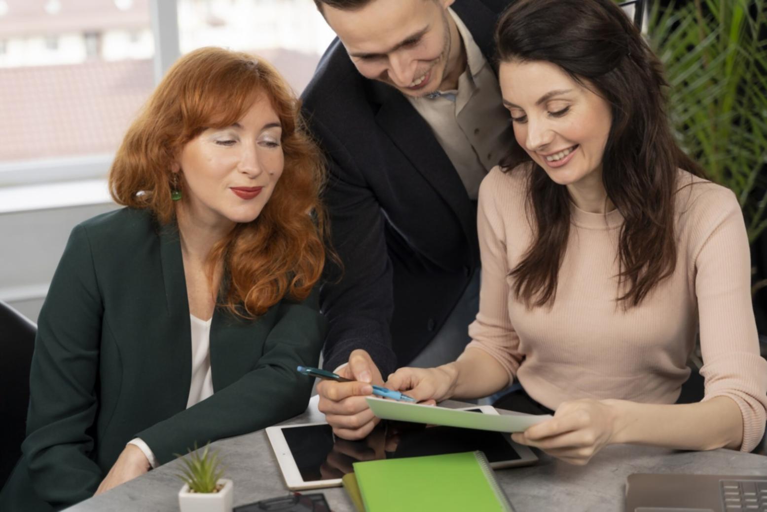 Équipe elixonavora travaillant sur l'innovation financière